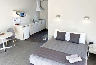 spa studio bedroom with kitchen in Hokitika, West Coast, Jade Court Motel