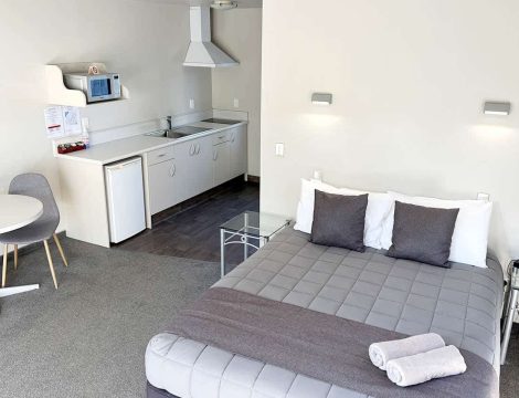 spa studio bedroom with kitchen in Hokitika, West Coast, Jade Court Motel