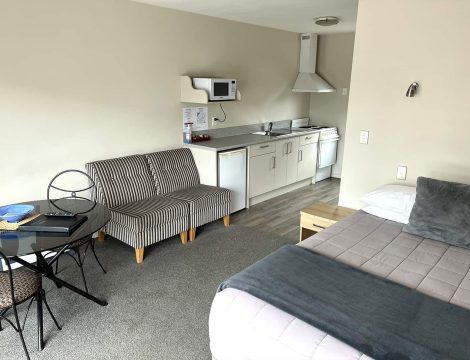 standard studio with kitchen of Jade Court Motel in Hokitika, West Coast